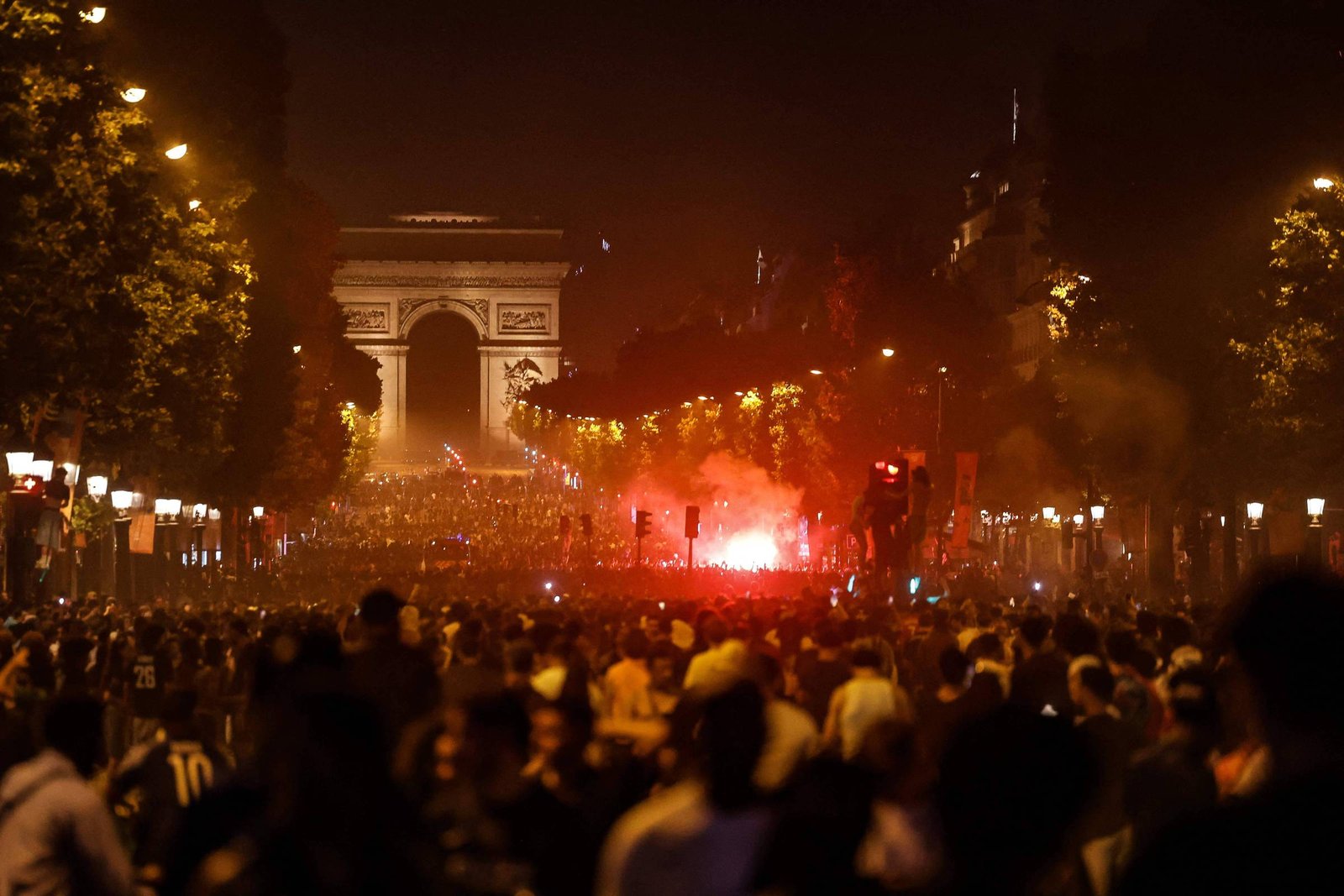 Polícia detém 283 pessoas em Paris após tumultos na celebração do PSG