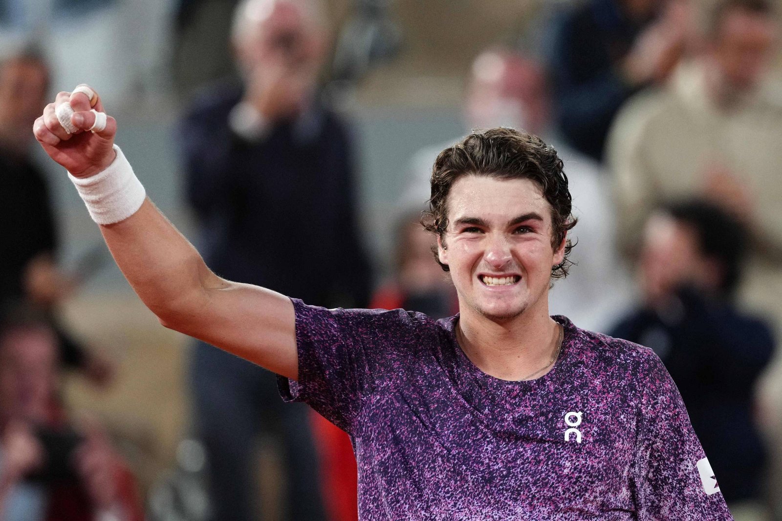 João Fonseca enfrenta Jakub Mensik em busca da semifinal de Roland Garros