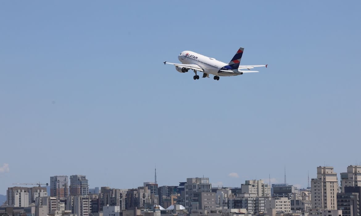 Petrobras anuncia redução de 14,2% no preço do querosene de aviação