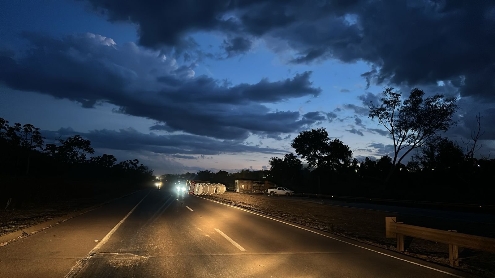Acidente grave entre carretas deixa motorista morto e bloqueia a Br-163 em Rondonópolis