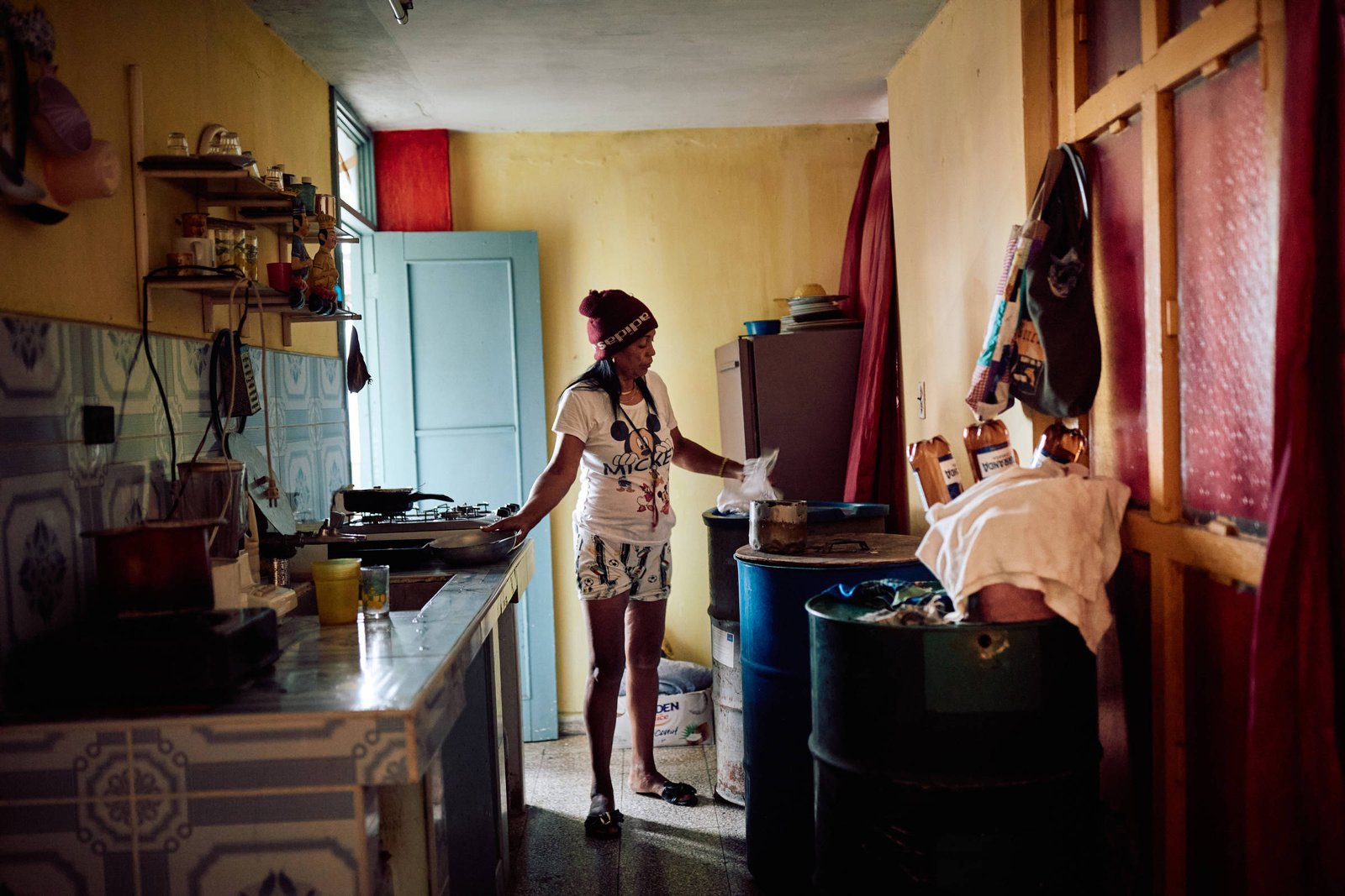 Cuba enfrenta crise energética e população recorre a carvão e lenha para cozinhar