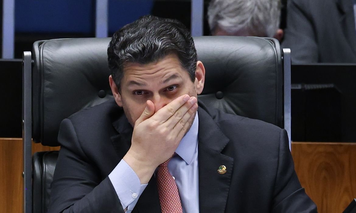 Silêncio de Alcolumbre sobre PEC 6x1 gera tensão no Senado