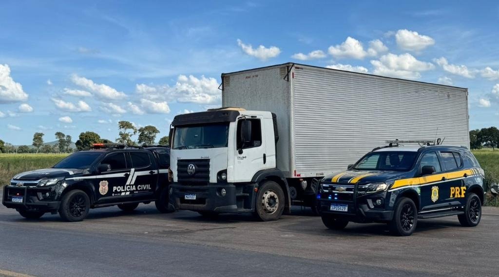 Polícia Civil e PRF apreendem caminhão com produtos ligados a facção criminosa em Cáceres