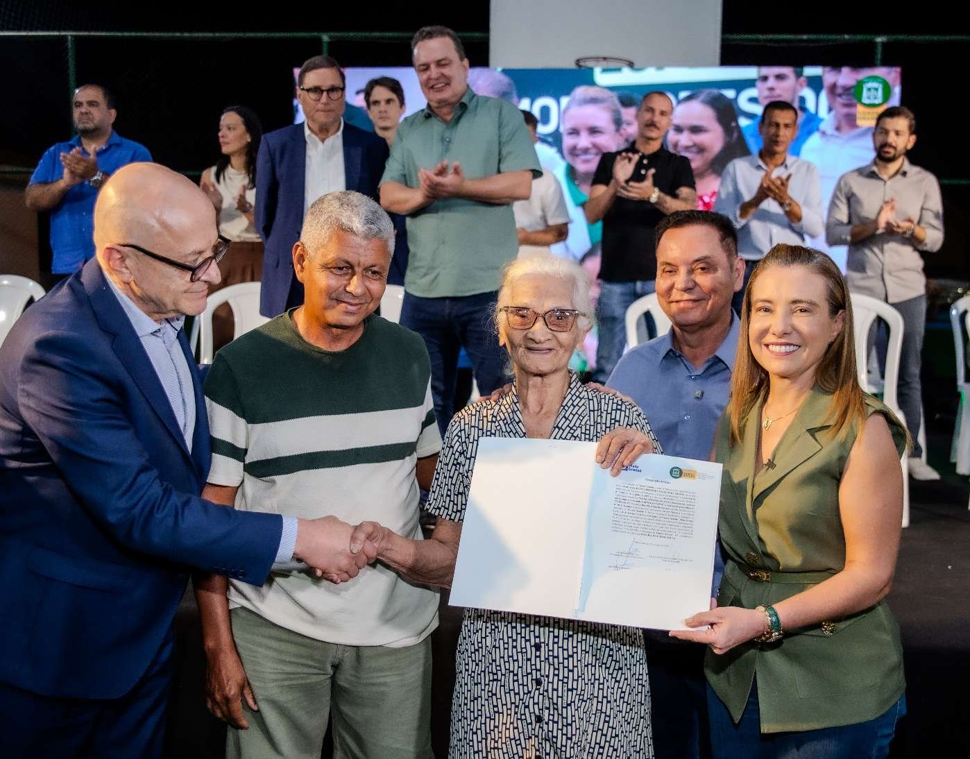 Mais DE 300 famílias recebem escrituras definitivas em Várzea Grande
