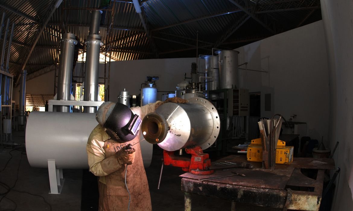 Produção industrial brasileira cresce 0,7% em abril e acumula alta de 4,4% em quatro meses