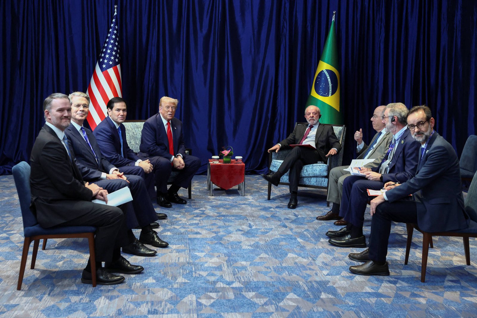Após tarifaço, representante dos EUA destaca diálogo em encontro com Mauro Vieira