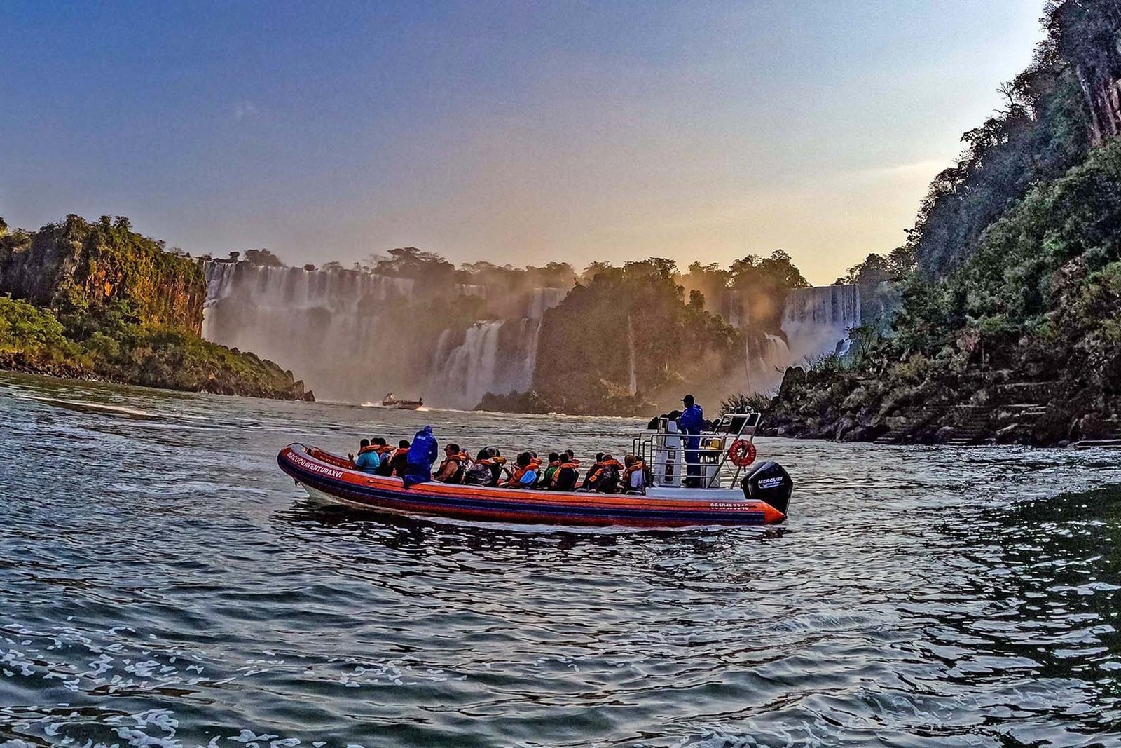 Governo Lula publica edital para passeio nas Cataratas sem autorização do Paraná