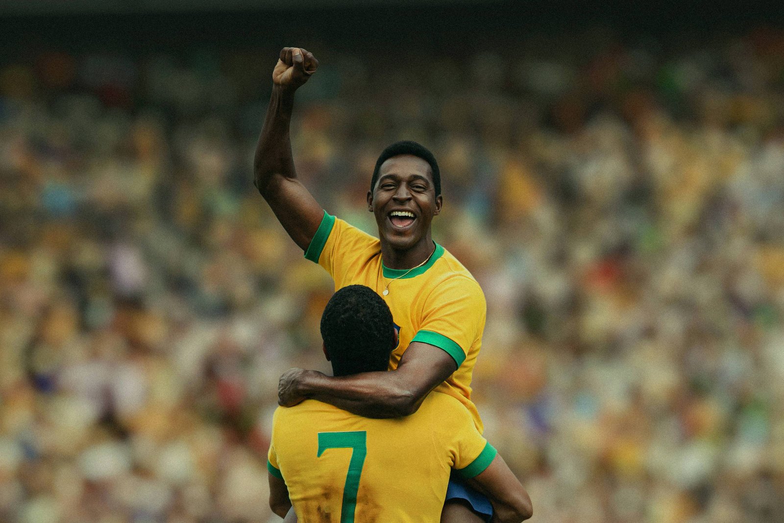 Ator que interpreta Pelé na Netflix fala sobre reconexão do povo com o país