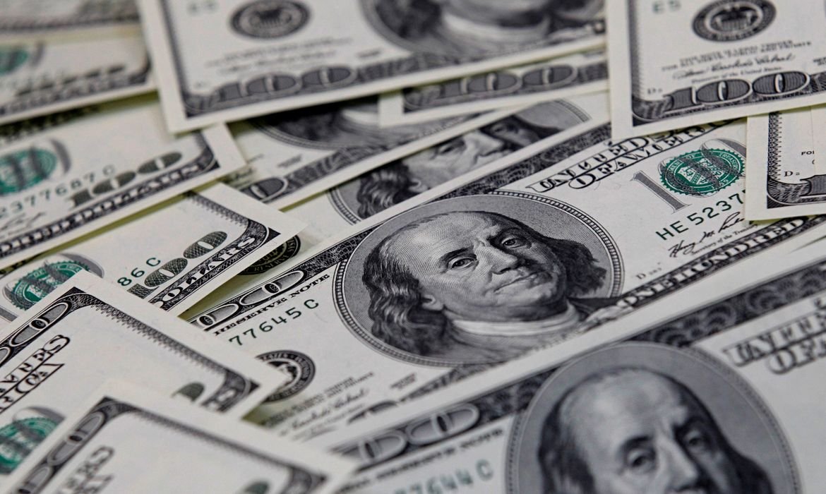 Bolsa brasileira registra queda de 2,22% e dólar ultrapassa R$ 5,06