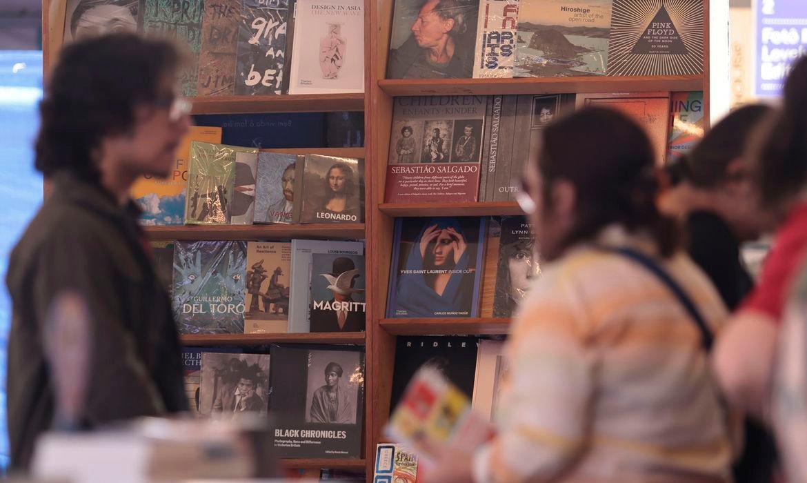 Feira do Livro de São Paulo destaca autores consagrados e independentes até domingo