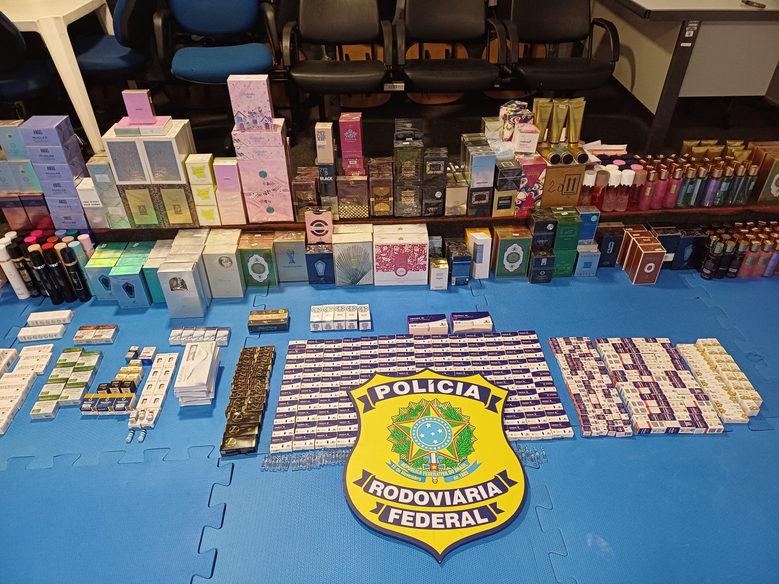 PRF apreende carga irregular com medicamentos, anabolizantes e perfumes em Rondonópolis