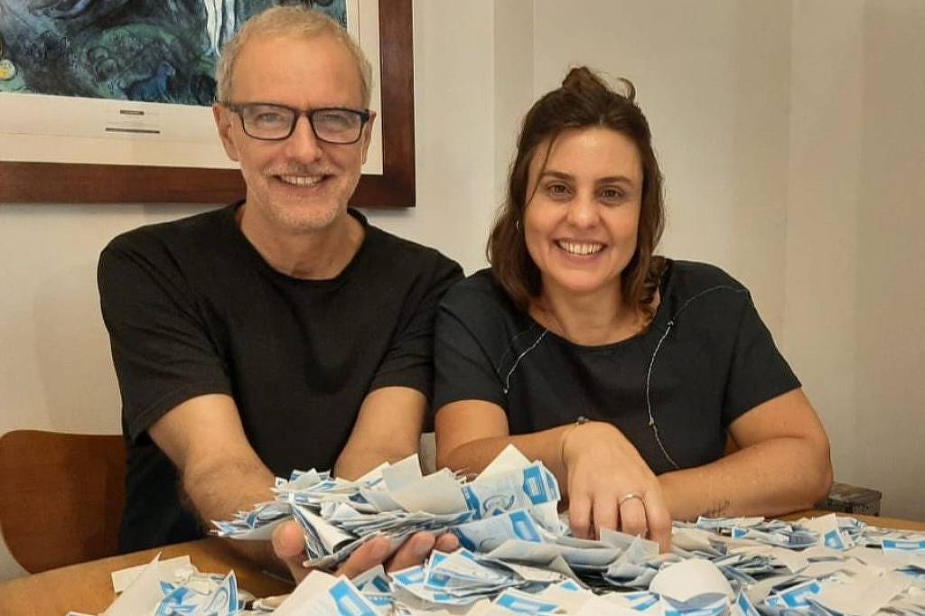 Como descartar corretamente o papel das figurinhas da Copa do Mundo