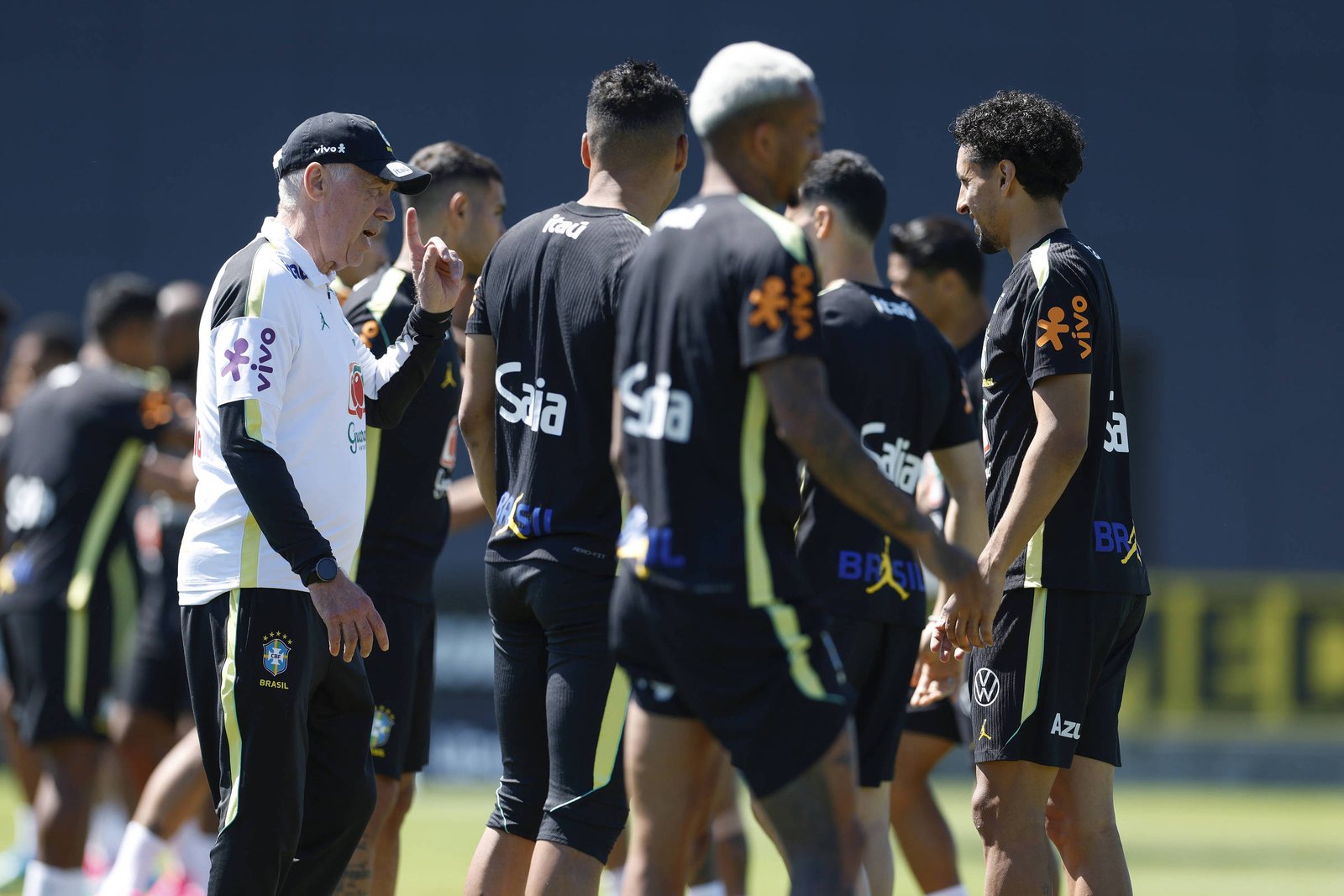 Ancelotti mantém incertezas e amplia testes a uma semana da estreia da seleção na Copa