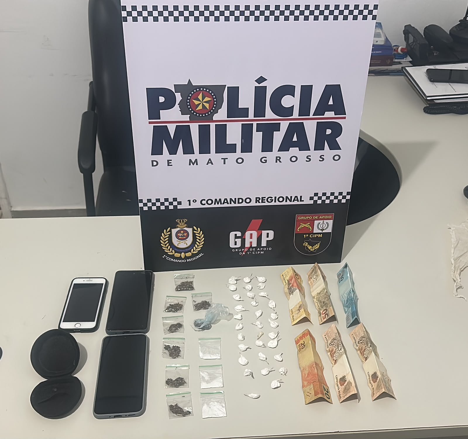Quatro suspeitos são detidos e 40 porções de drogas apreendidas em Chapada dos Guimarães