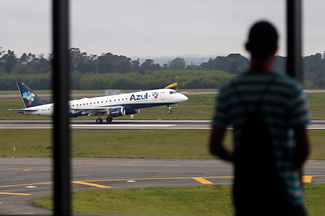 Azul anuncia cortes em voos domésticos devido à alta do combustível