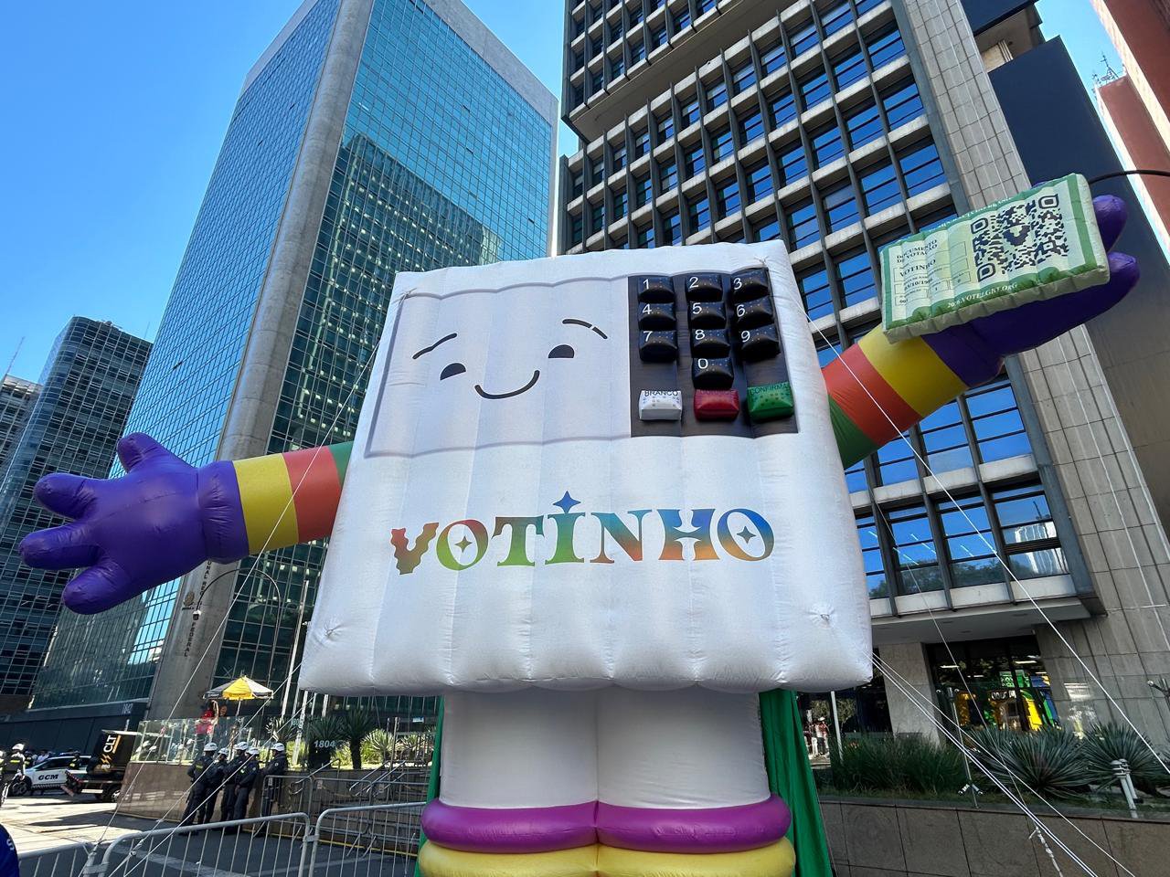 Parada LGBT+ mobiliza eleitores e critica PL de Jair Bolsonaro em São Paulo