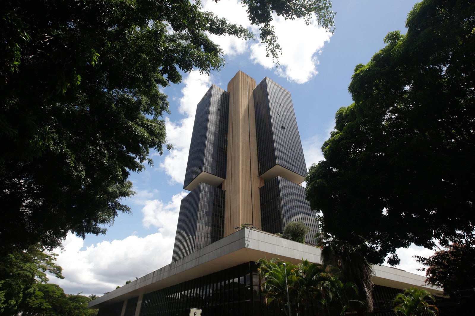 Economistas revisam previsões de juros e inflação para 2026