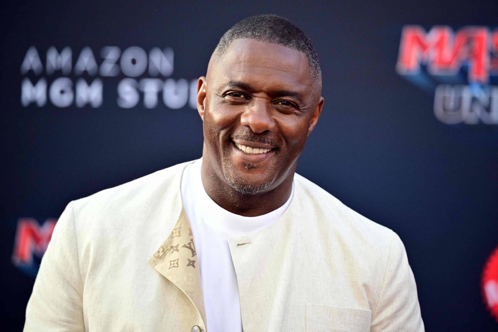Idris Elba afirma que público rejeitaria um James Bond negro e desmente rumores sobre escalação