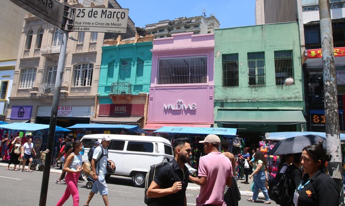 Confiança do consumidor em São Paulo cai 0,4% em maio, mas avança 7,9% em relação ao ano passado