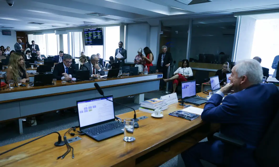 Senadores definem cronograma para tramitação da PEC que extingue a escala 6x1