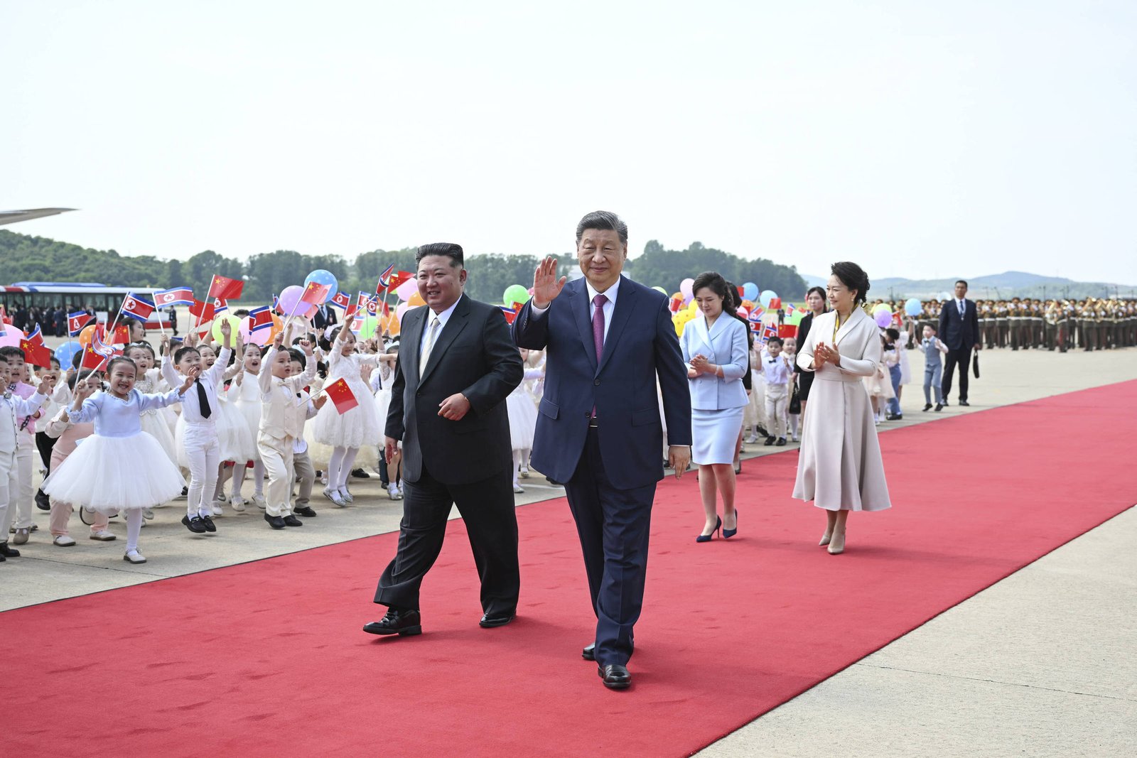 Xi Jinping encerra visita à Coreia do Norte com acrobacias e silêncio sobre armas nucleares