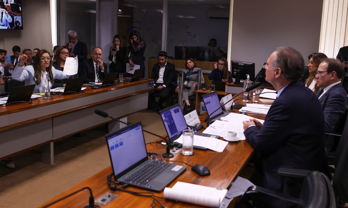 Senadores questionam falta de transparência sobre socorro financeiro ao BRB