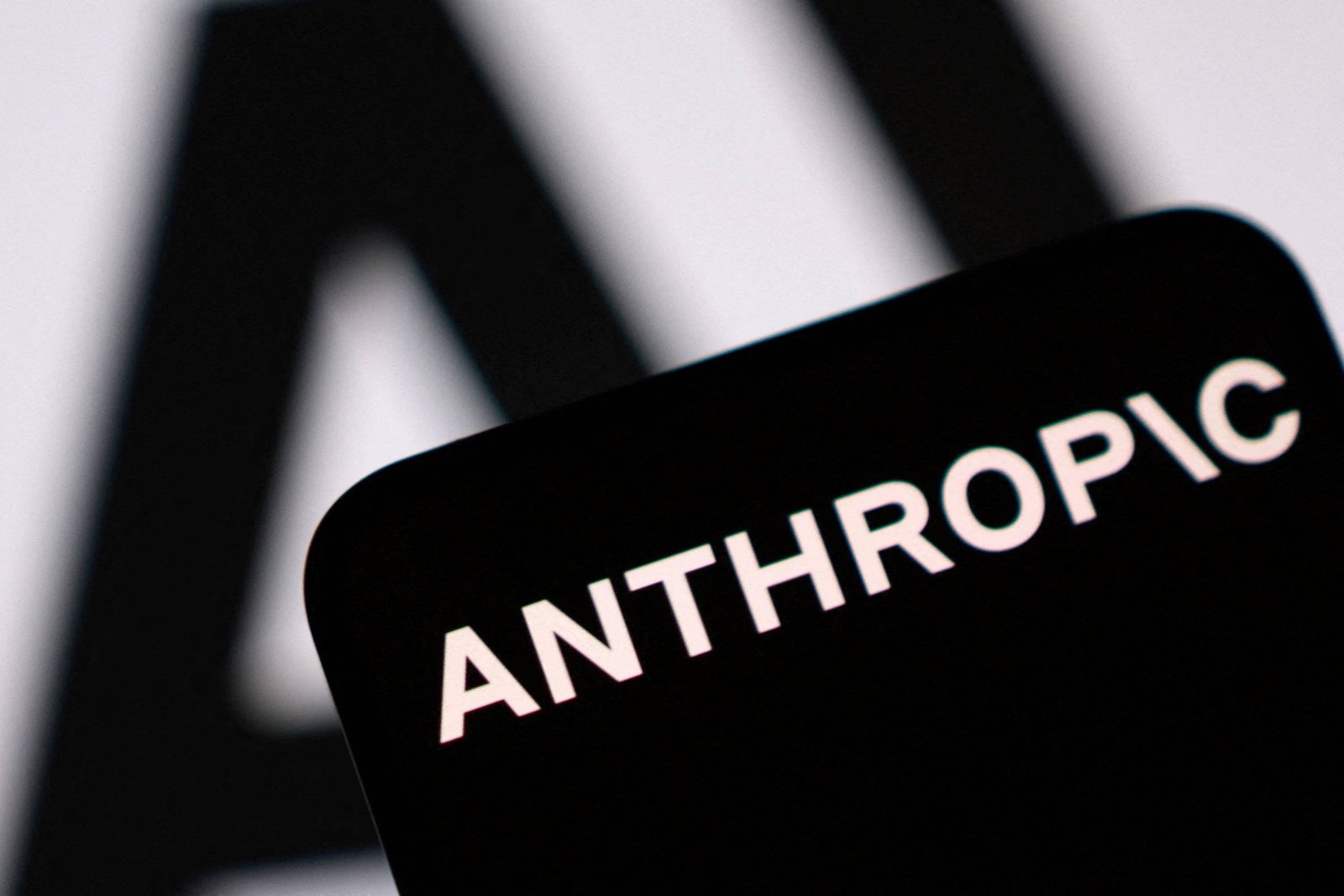Apollo e Blackstone fecham acordo de US$ 35 bilhões para financiar chips da Anthropic