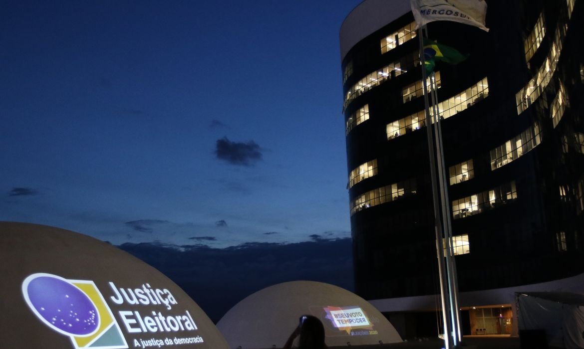 TSE adia julgamento sobre suspensão de pesquisa de intenção de voto para presidente