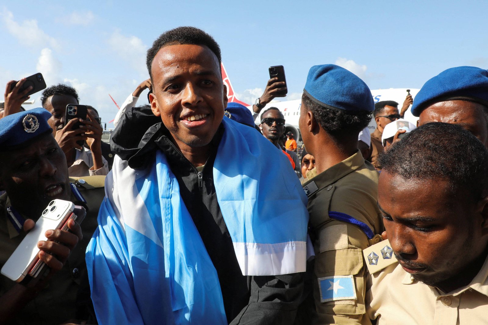 Árbitro somali impedido de entrar nos EUA é recebido como herói na Somália