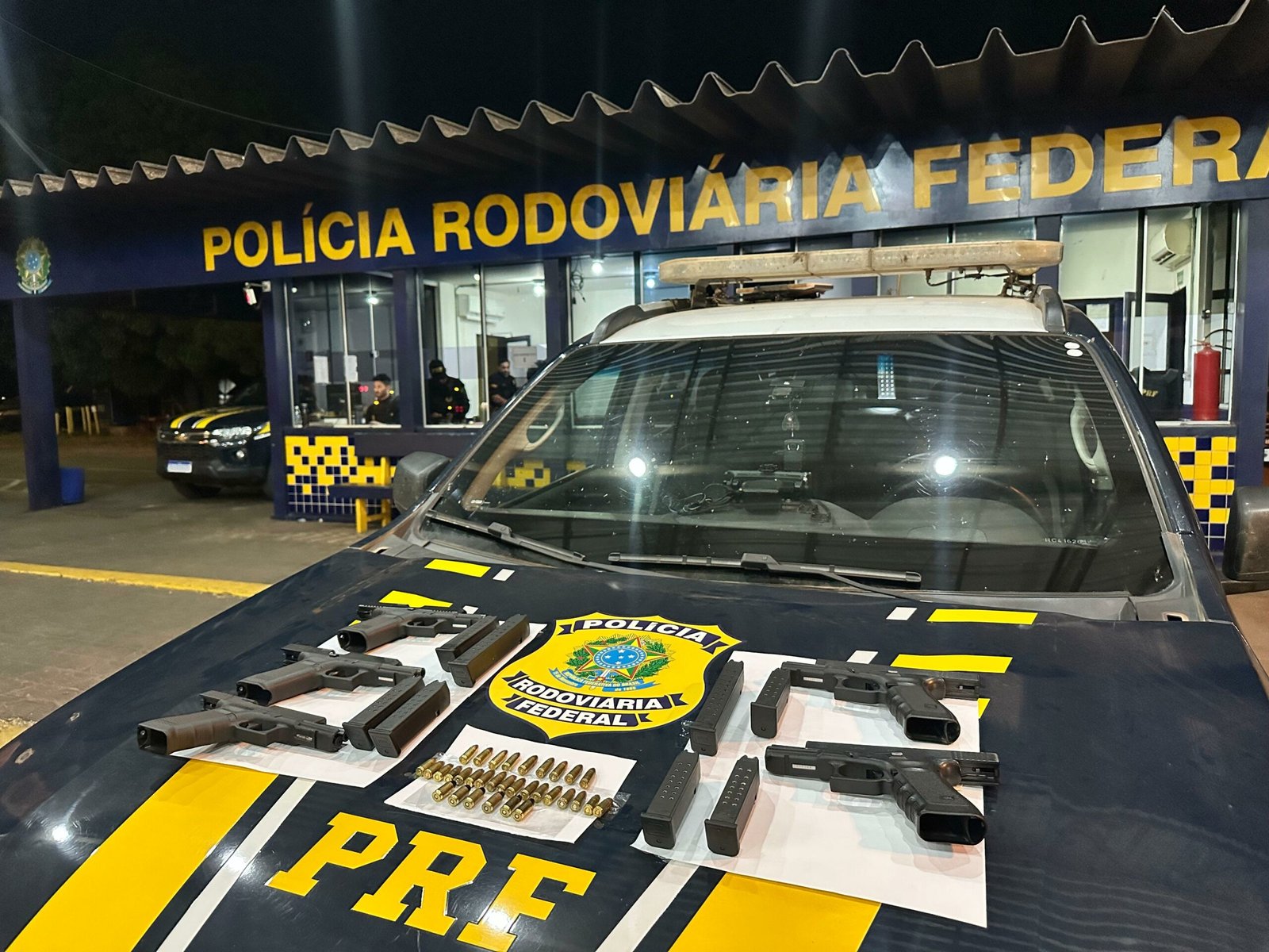 Mulher de 20 anos é detida com cinco pistolas Glock em ônibus na Br-364