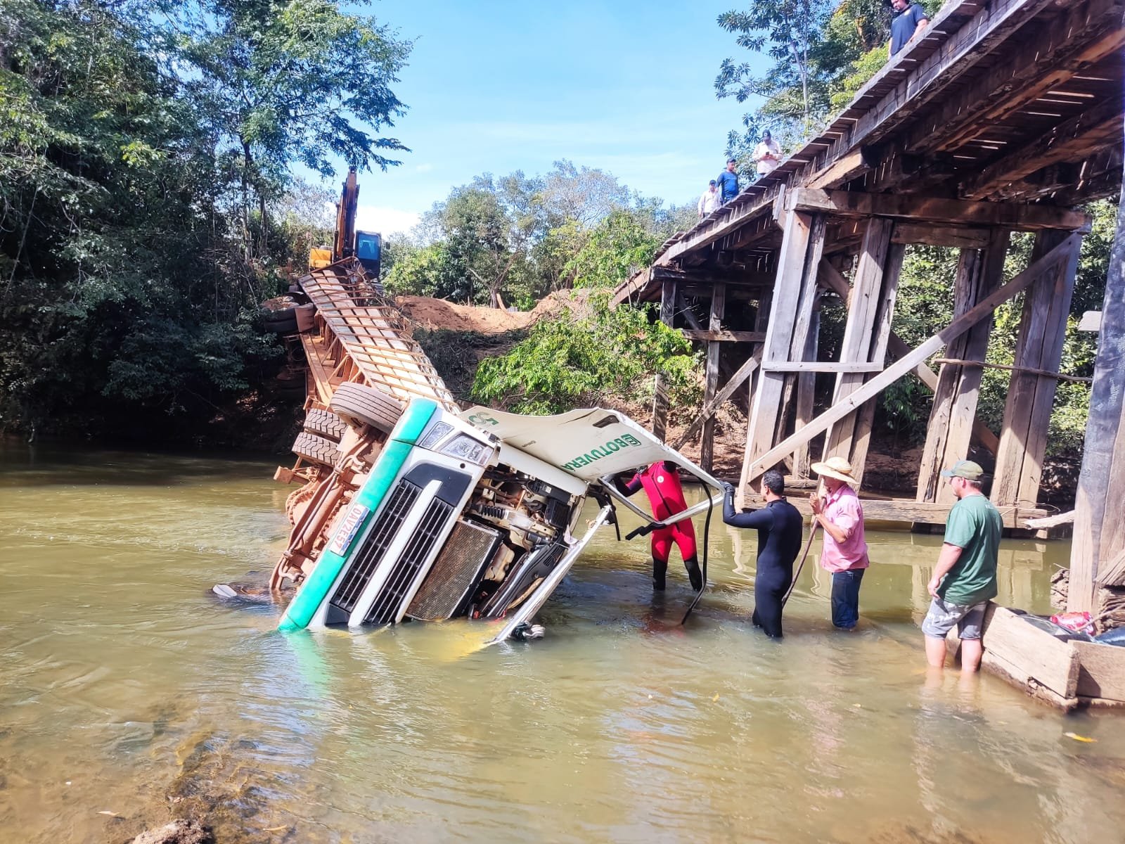 Motorista morre após carreta boiadeira cair em rio entre Paranatinga e Gaúcha do Norte