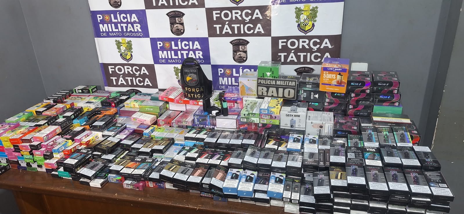 Polícia Militar apreende mais de 2 mil cigarros eletrônicos e prende trio em Rondonópolis