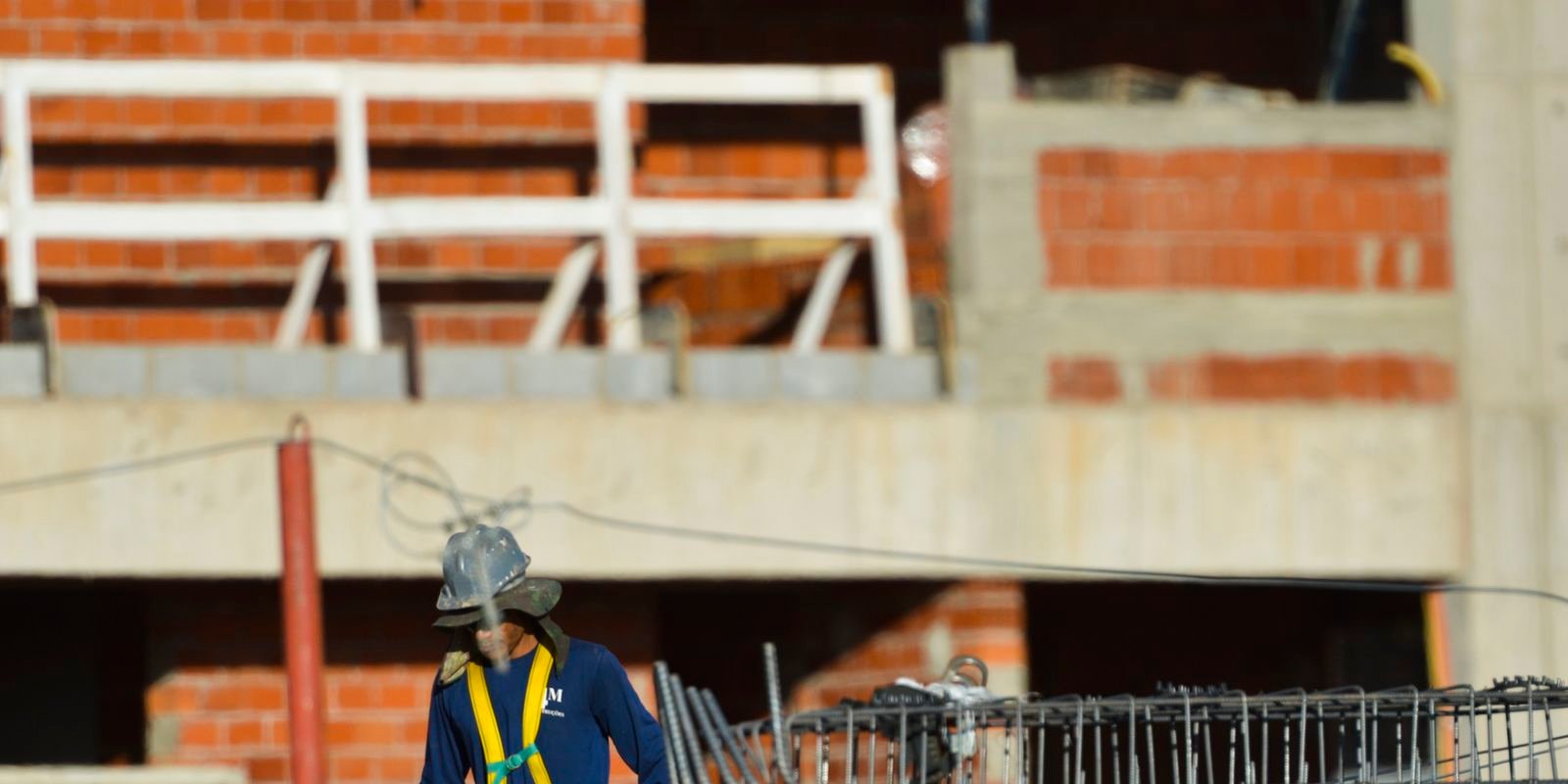 Construção civil no Brasil: setor emprega 2,5 milhões e paga média de 2,1 salários mínimos