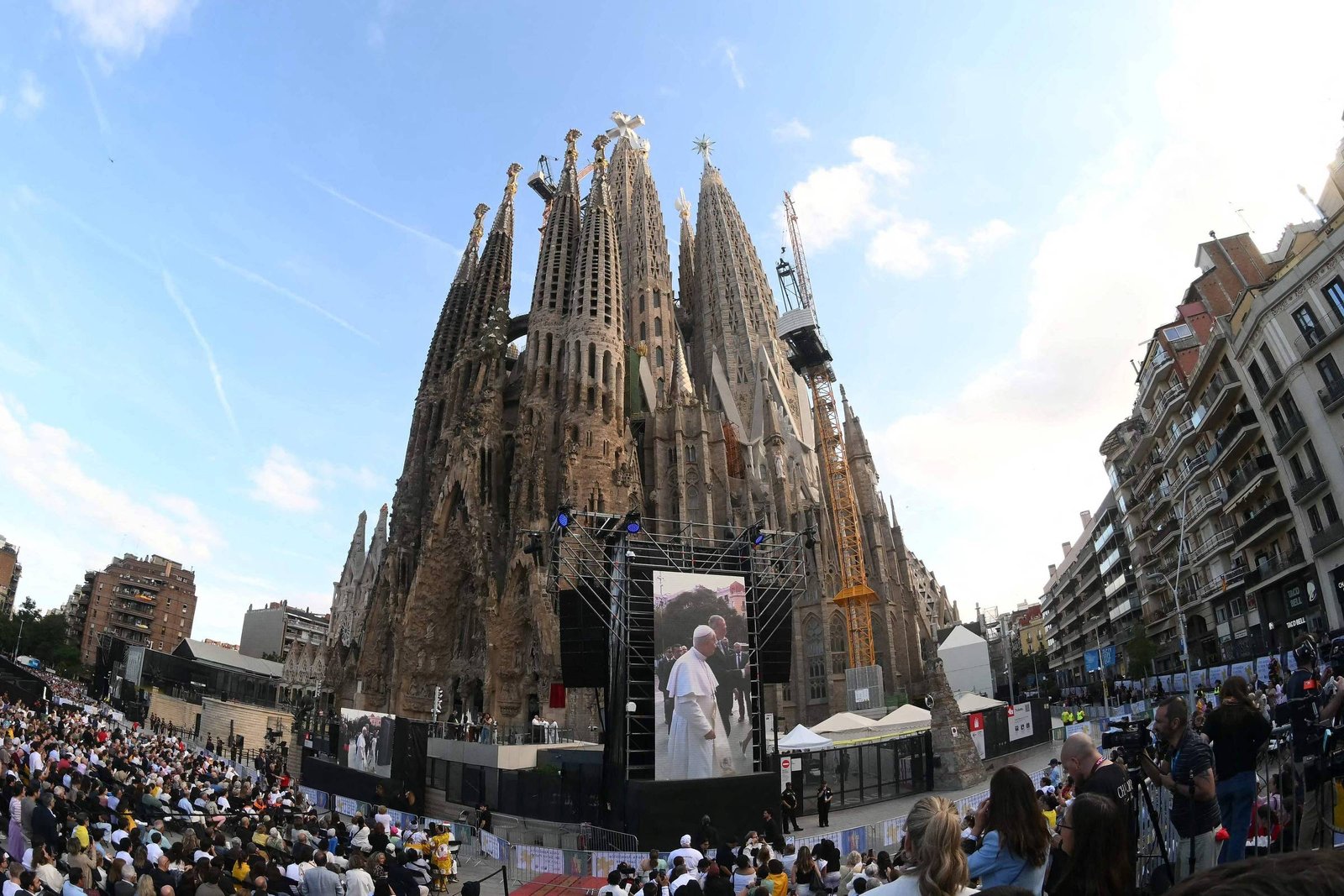 Papa Leão 14 visita a Sagrada Família em Barcelona para inauguração de nova torre