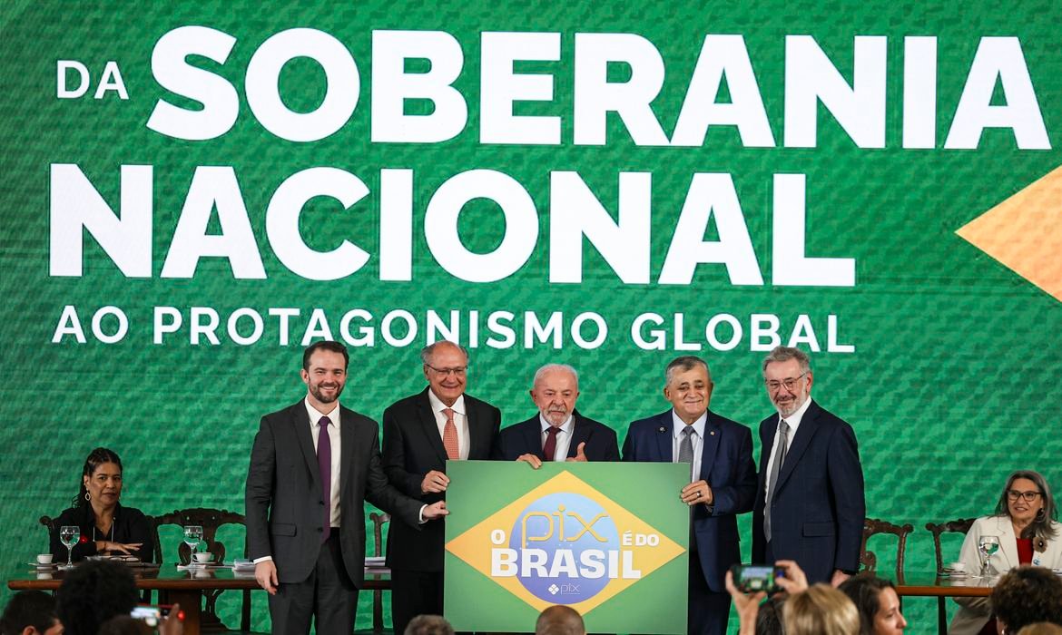 Brasil reafirma soberania e defende o PIX, afirma Durigan