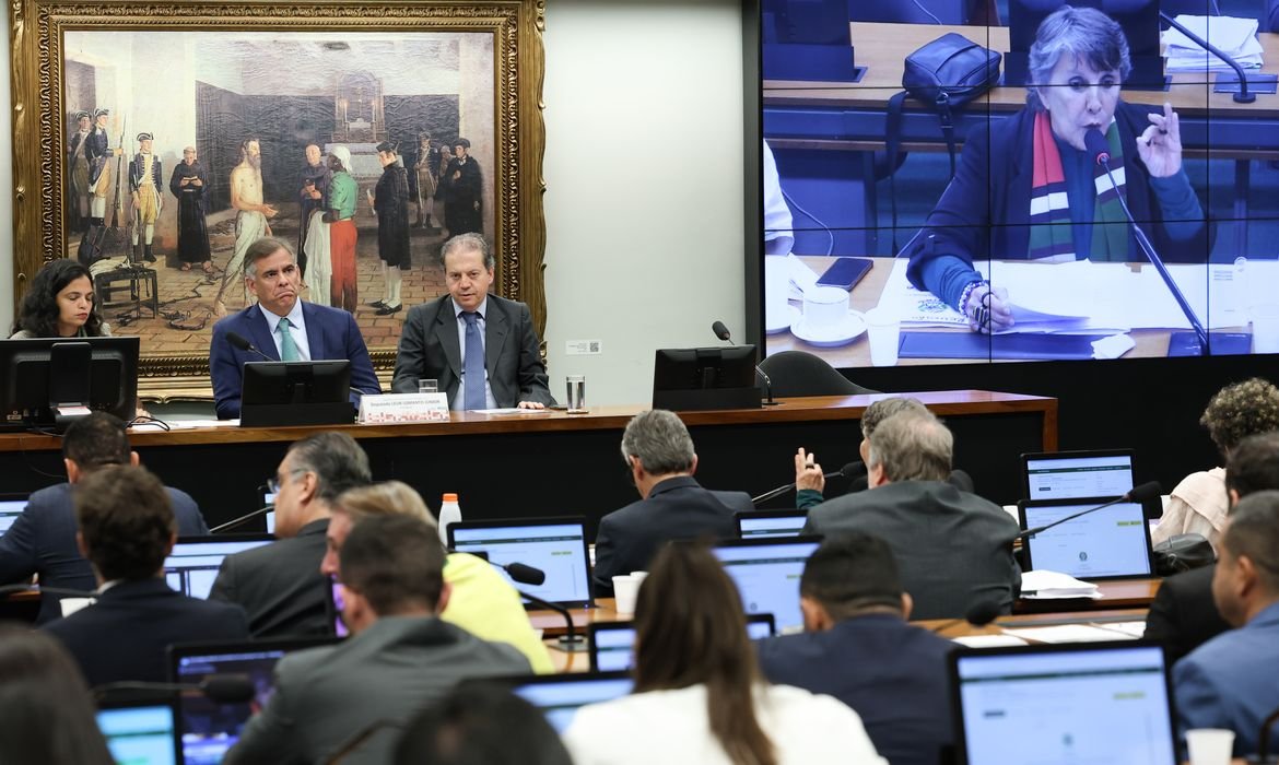 Câmara aprova proposta que reduz maioridade penal para 16 anos