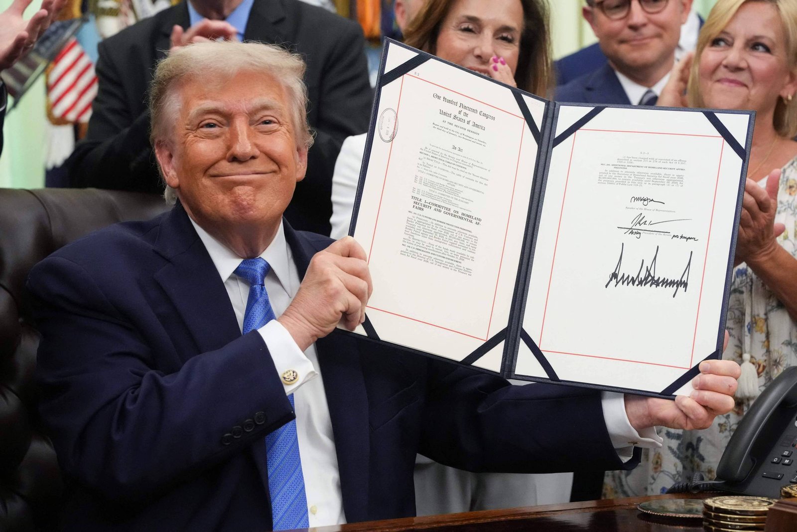 Trump assina lei orçamentária de US$ 70 bilhões para financiar o ICE