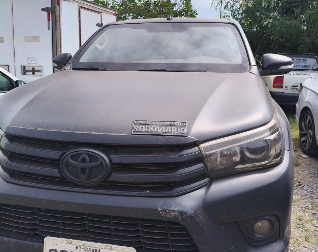 Polícia Militar captura dupla e recupera caminhonete roubada em propriedade rural