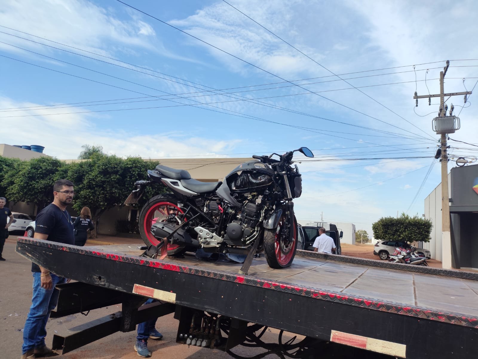 Motociclista é hospitalizado após colisão com caminhonete em Rondonópolis