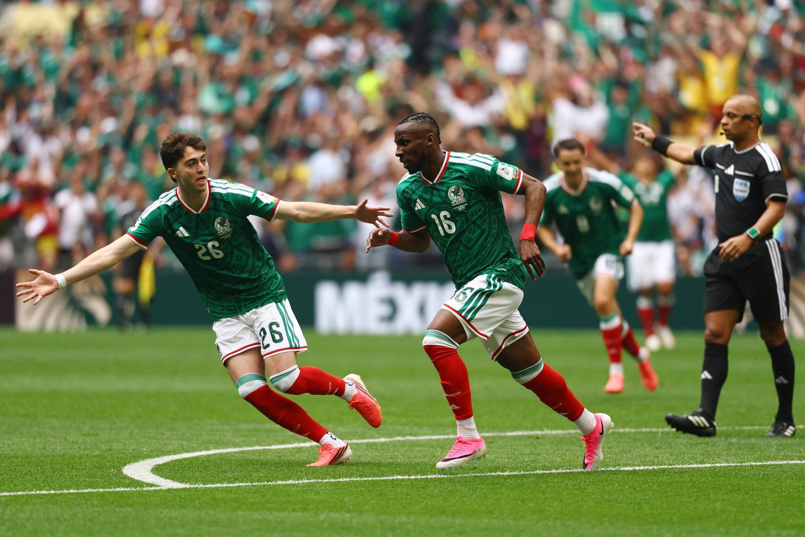 México vence África do Sul e quebra tabu com festa na Copa do Mundo