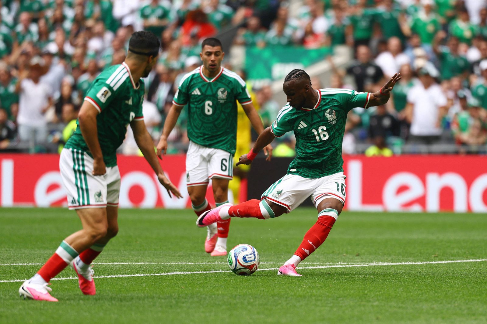 Julián Quiñones brilha na vitória do México na Copa do Mundo 2026