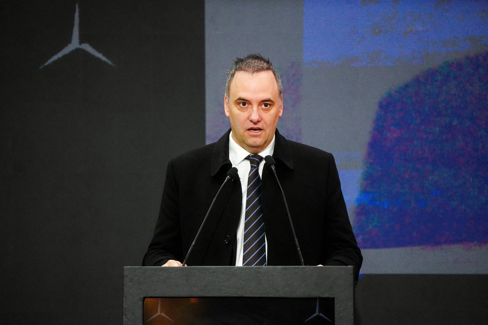 Chefe de gabinete de Milei admite não ter declarado US$ 500 mil após negar