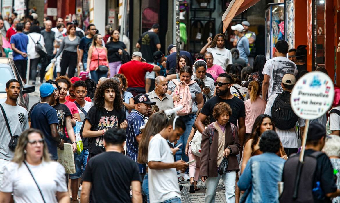 Salários ajudam a reduzir pobreza em 22 regiões metropolitanas do Brasil