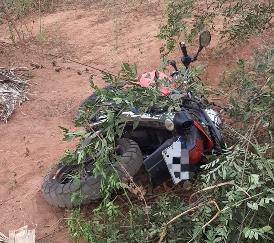 Polícia Militar recupera motocicleta roubada em terreno baldio de Rondonópolis