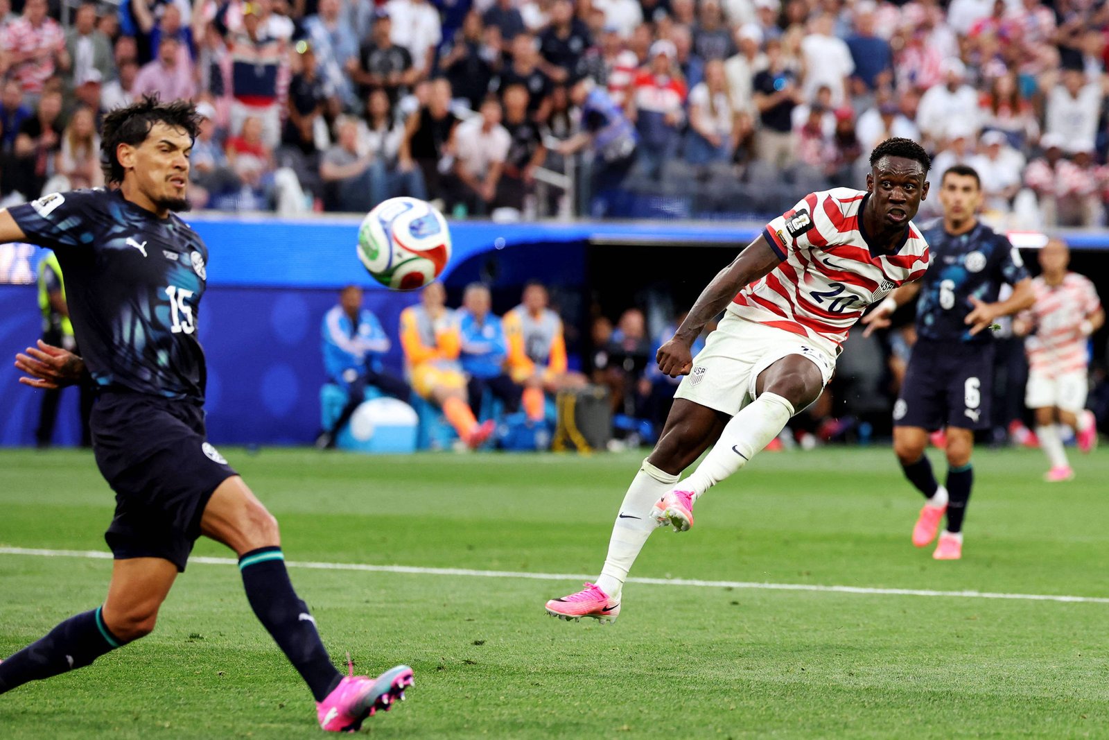 EUA vencem Paraguai por 4 a 1 na estreia da Copa com dois gols de filho de imigrantes
