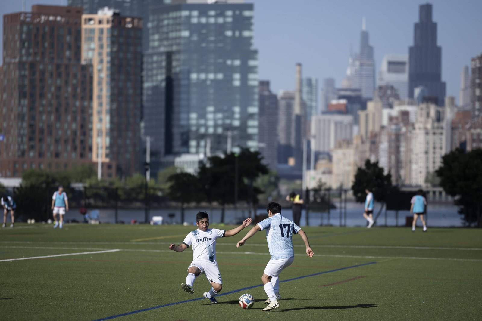 Migrantes buscam horários alternativos para jogar futebol amador em Nova York