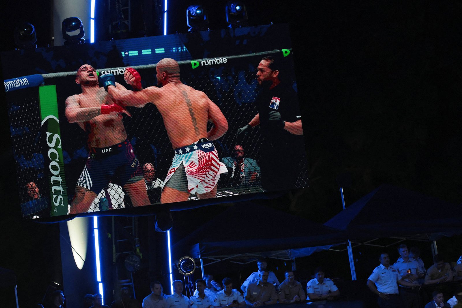 Alex Poatan é derrotado por francês e perde chance de cinturão inédito no UFC