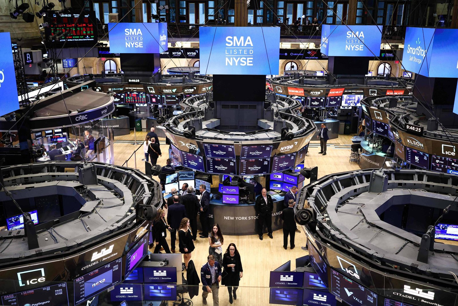 Bolsas dos EUA atingem novos recordes impulsionadas pela inteligência artificial; é hora de investir?