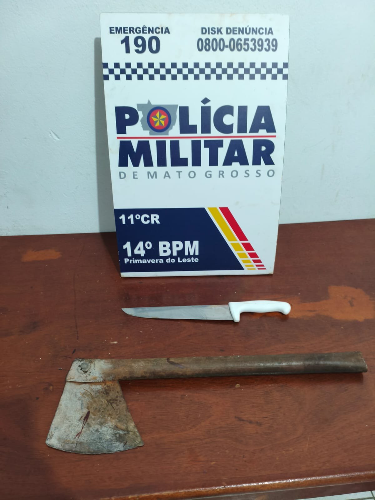 Homem é preso após ameaçar companheira e atacar residência em Primavera do Leste
