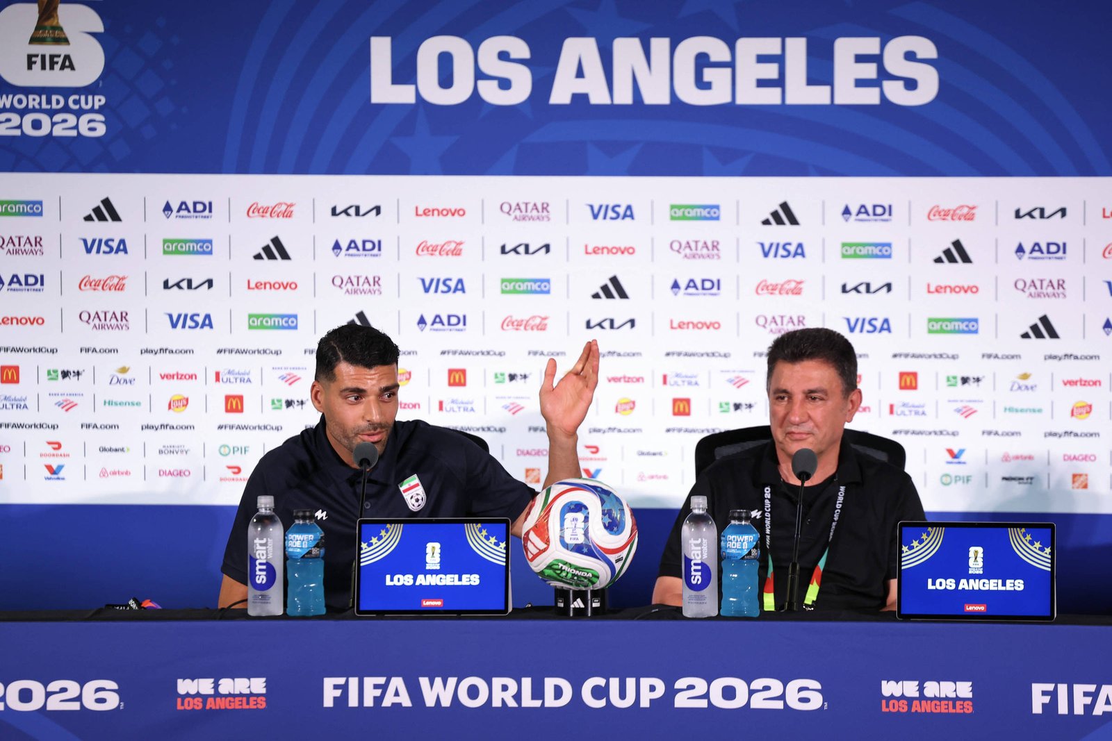 Técnico e atacante do Irã prometem representar todos os iranianos na Copa do Mundo